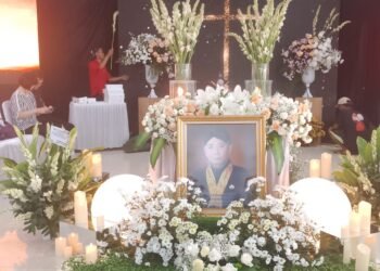 Jenazah pebisnis dan seniman Hamzah Sulaeman saat disemayamkan di Rumah Duka PUKJ Yogyakarta, Kamis (24/4/2025)