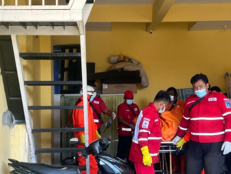 Tim Dokkes (Dokter Kesehatan) Polresta Sleman saat mengevakuasi dosen berinisial NM (30) yang diduga menjadi korban pembunuhan.