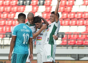 Para pemain PSS Sleman merayakan gol ke gawang PSBS Biak, Jumat (11/4/2025)