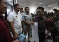 Bupati Wonosobo Afif Nurhidayat memantau program pemutihan kendaraan bermotor di Samsat setempat