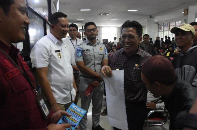 Bupati Wonosobo Afif Nurhidayat memantau program pemutihan kendaraan bermotor di Samsat setempat