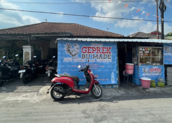 Satu diantara rekomendasi ayam geprek di Sleman yakni ayam geprek Bu Made