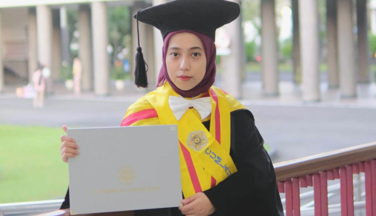 Dewi Agustiningsih raih predikat lulusan pascasarjana UGM tercepat dan termuda