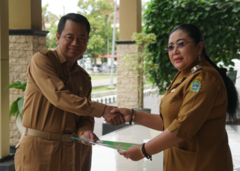 Bupati Gunungkidul Endah Subekti Kuntariningsih menyerahkan secara simbolik program Wulan Panutan kepada Kepala Disdukcapil Markus Tri Munarja
