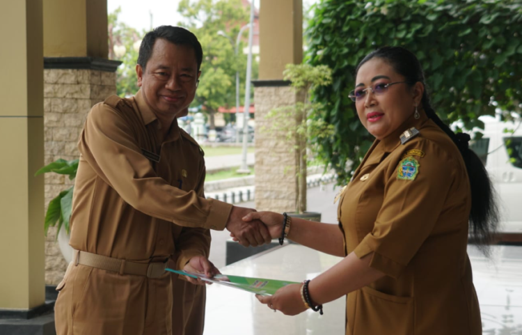 Bupati Gunungkidul Endah Subekti Kuntariningsih menyerahkan secara simbolik program Wulan Panutan kepada Kepala Disdukcapil Markus Tri Munarja