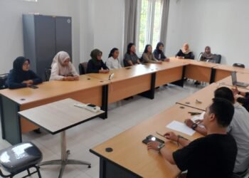 Direktur PT Populi Media Nusantara Andi Sumarsono tengah memberi keterangan terkait profil perusahaan kepada kandidat karyawan populi.id