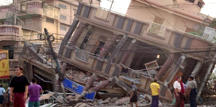 ilustrasi gedung roboh akibat gempa