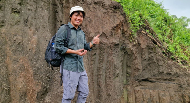 Peneliti UGM Indranova Suhendro meneliti magma kaya kristal di balik erupsi Gunung Ruang di Sangihe