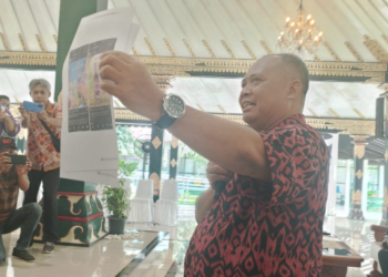 Bupati Sleman Harda Kiswaya menunjukkan produk miras berlabel Kaliurang kepada awak media di Pendopo Parasamya, Senin (21/4/2025)