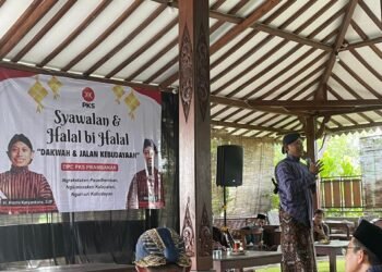 Wakil Ketua DPRD Sleman Hasto Karyantoro menyampaikan sambutan dalam acara Halal Bihalal dan Syawalan di Prambanan, Minggu (27/4/2025)