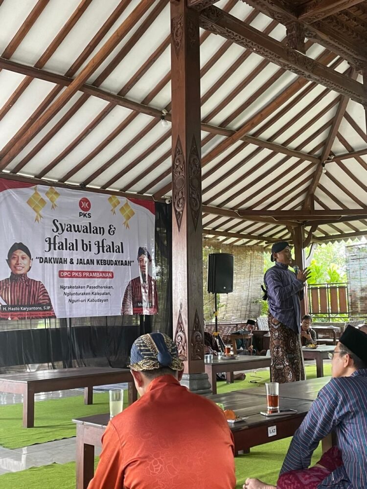 Wakil Ketua DPRD Sleman Hasto Karyantoro menyampaikan sambutan dalam acara Halal Bihalal dan Syawalan di Prambanan, Minggu (27/4/2025)