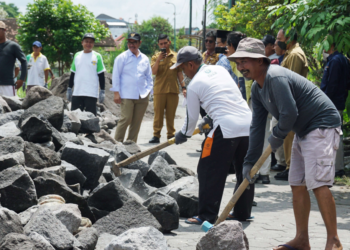 Wali Kota Yogyakarta Hasto Wardoyo memantau program Padat Karya di Pandeyan