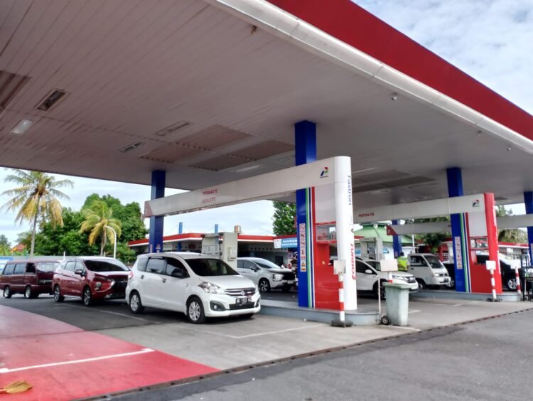 Seumlah kendaraan antre mengisi bahan bakar pertamax di SPBU Ambarketawang, Gamping, Sleman, Sabtu (29/3/2025).