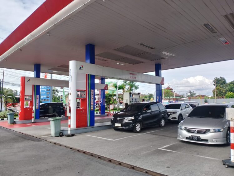 sejumlah kendaraan pemudik mengisi bahan bakar pertamax di SPBU Ambarketawang, Gamping, Sleman, Sabtu (29/3/2025)