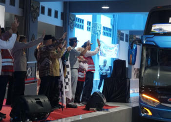 Menteri Perhubungan Dudy Purwagandhi memberangkatkan para pemudik yang ikuti program mudik-balik gratis di Terminal Giwangan, Kota Yogyakarta, Sabtu (5/4/2025)
