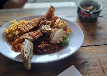 satu diantara menu pecel lele di Pecel Lele Garasiku