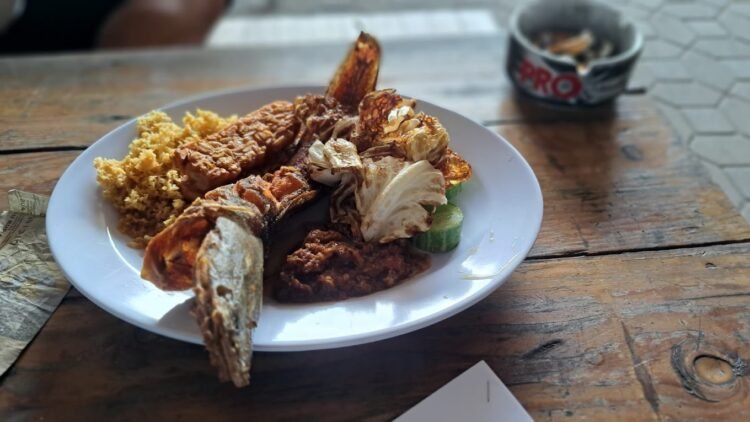 satu diantara menu pecel lele di Pecel Lele Garasiku