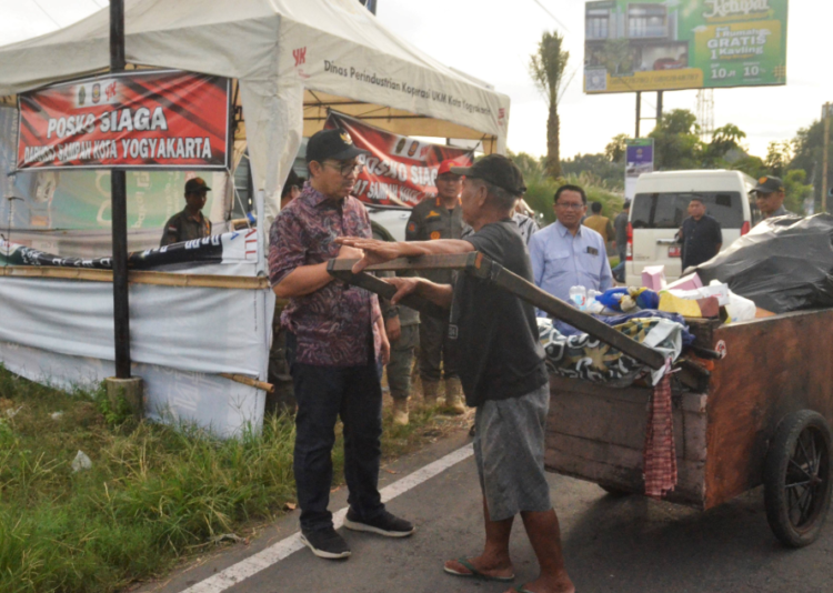 Wali Kota Yogyakarta Hasto Wardoyo memantau posko siaga darurat sampah , Selasa (22/4/2025)