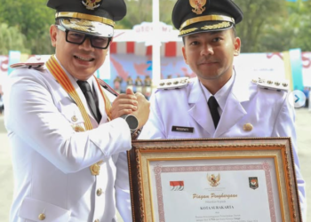 Wamendagri Bima Arya menyerahkan penghargaan kinerja tinggi kepada Wali Kota Surakarta Respati Ardi di Balikpapan, Kalimantan Timur