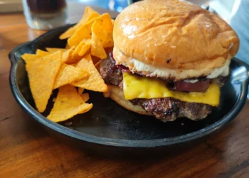 satu diantara rekomendasi burger di kawasan Sleman yakni the Rock Burger