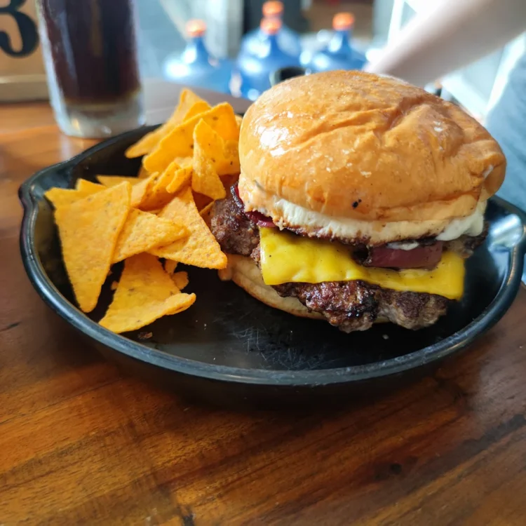 satu diantara rekomendasi burger di kawasan Sleman yakni the Rock Burger