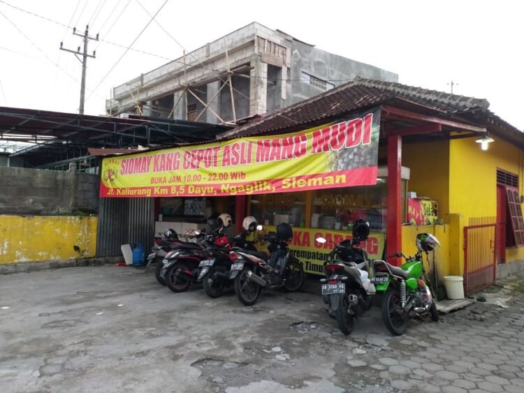 warung siomay kang cepot di Jalan Kaliurang satu diantara rekomendasi kuliner siomay di Sleman
