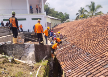 Proses evakuasi korban tertimpa dinding penampungan air di Pondok Pesantren Darussalam Gontor, Jumat (25/4/2025)