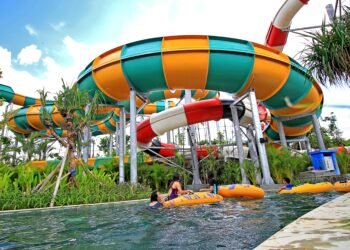 Pengunjung menikmati wahana di Waterboom Jogja. [Dok. waterboom Jogja]
