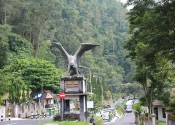 patung elang jawa menyambut para wisatawan yang akan memasuki kawasan wisata Kaliurang