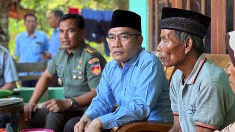 Bupati Bantul Abdul Halim Muslih bersama Mbah Tupon korban Mafia Tanah.