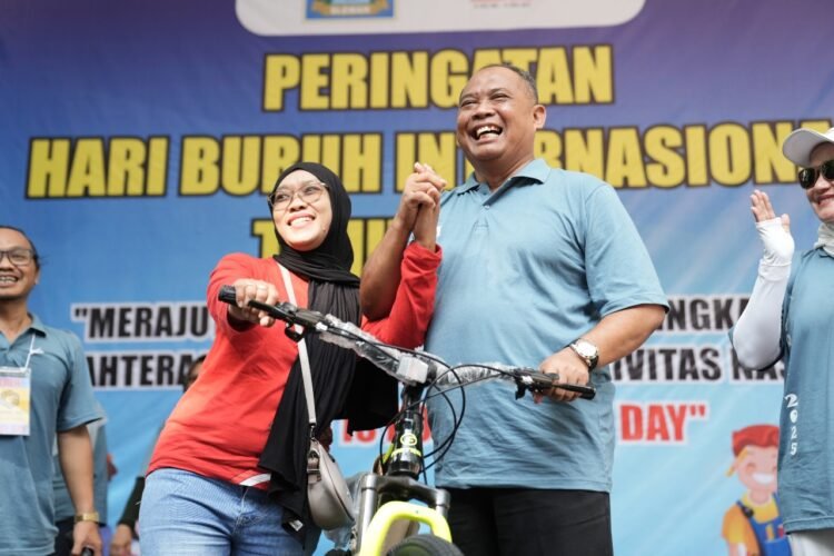 Bupati Sleman Harda Kiswaya saat menghadiri peringatan Hari Buruh Internasional, di Halaman Parkir Lapangan Denggung.