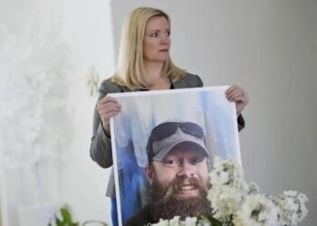 Stacey Wales menggunakan AI untuk membuat video mendiang sang saudara laki-laki, Christopher Pelkey, guna berbicara di ruang sidang.