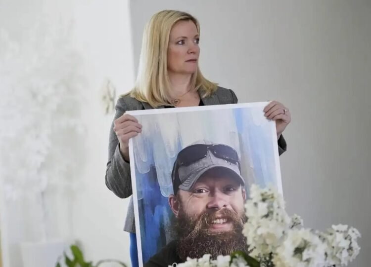 Stacey Wales menggunakan AI untuk membuat video mendiang sang saudara laki-laki, Christopher Pelkey, guna berbicara di ruang sidang.