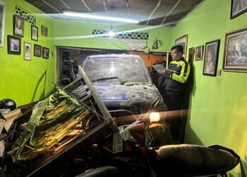 Terobos Lampu Merah, Isuzu Panther Tabrak Rumah di Jalan Bantul