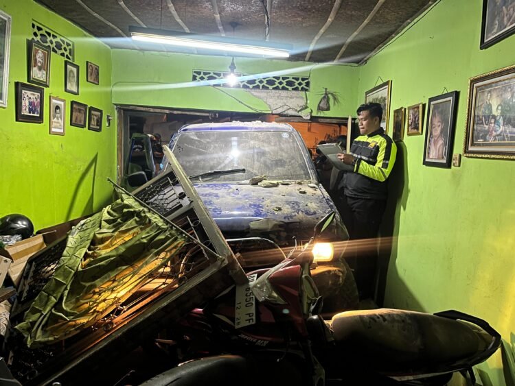 Terobos Lampu Merah, Isuzu Panther Tabrak Rumah di Jalan Bantul