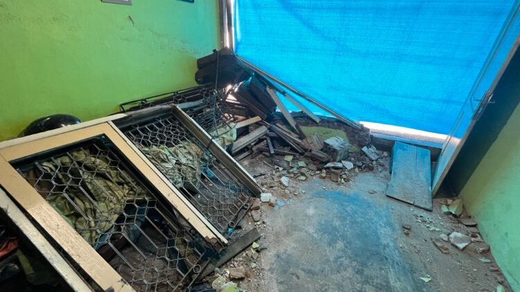 Mobil Tabrak Rumah Warga di Jokteng Kulon, Pengemudi Diduga Mabuk