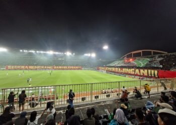 Menang Dramatis, PSS Sleman Masih Bernapas: Flare Suporter Warnai Kemenangan atas Persija