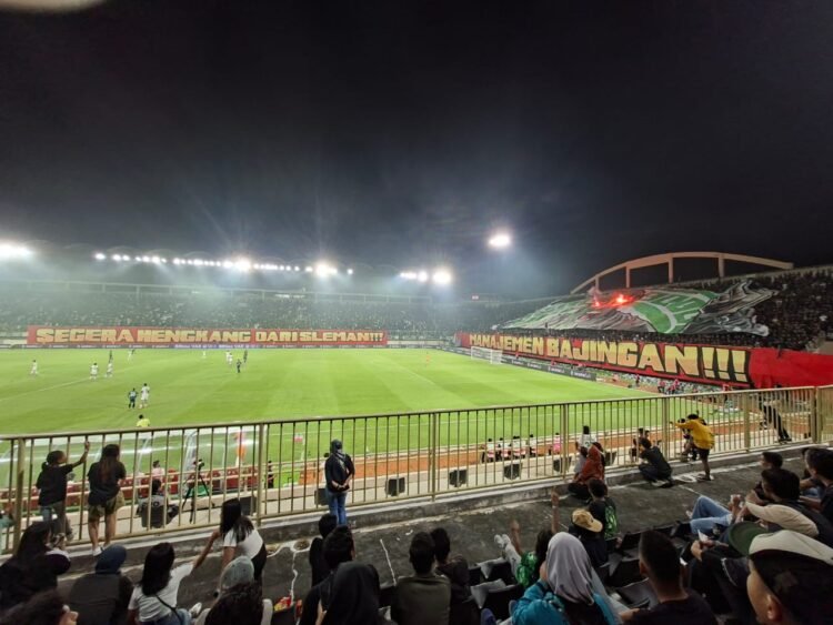 Menang Dramatis, PSS Sleman Masih Bernapas: Flare Suporter Warnai Kemenangan atas Persija