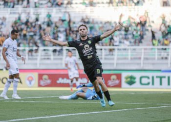 Ze Valente melakukan selebrasi seusai mencetak gol ke gawang Borneo FC. (dok. Persebaya)