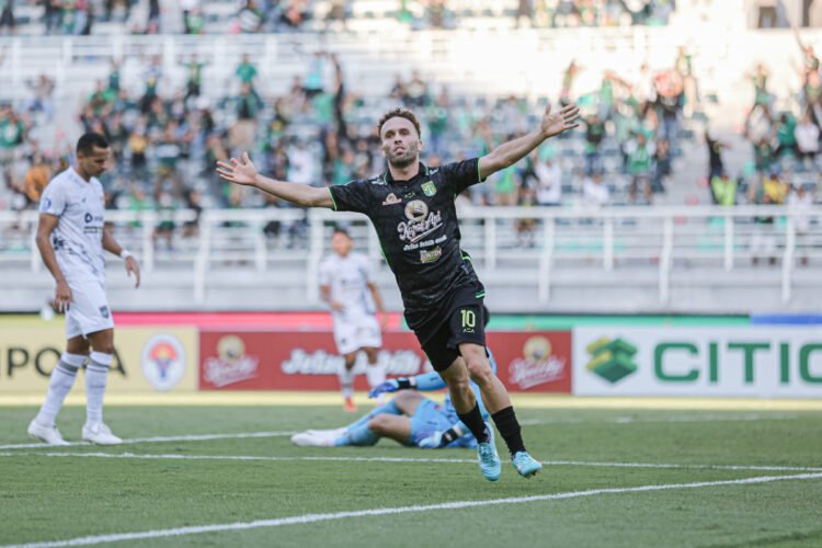 Ze Valente melakukan selebrasi seusai mencetak gol ke gawang Borneo FC. (dok. Persebaya)