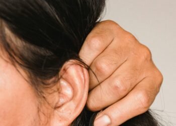 Ilustrasi tone deaf.