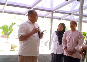 Bupati Sleman Harda Kiswaya menemui guru honorer di Sleman yakni Evi Fatimah dan suami yang jadi korban mafia tanah