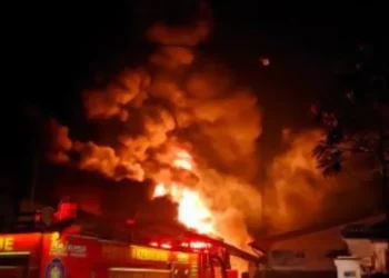 Kebakaran melanda sebuah pabrik di kawasan Balong, Donoharjo, Kabupaten Sleman, Rabu (21/5/2025) dinihari tadi.