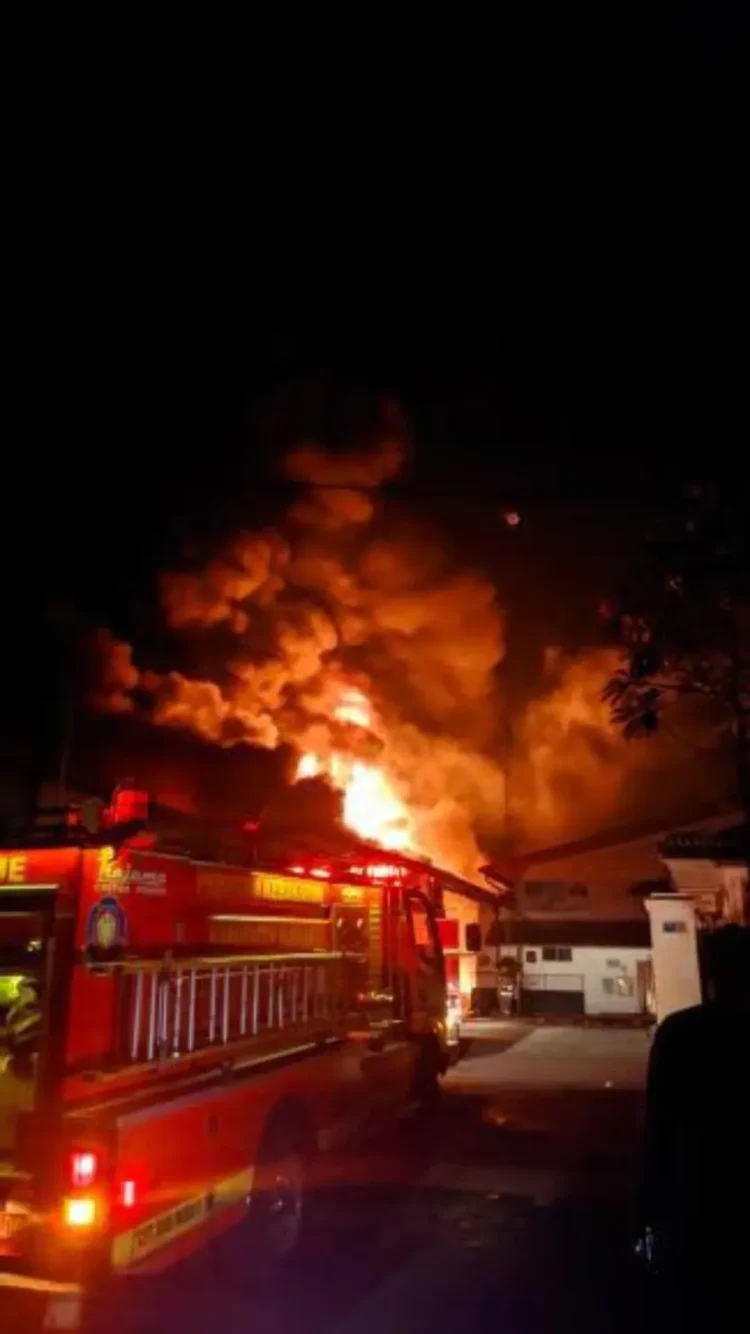 Kebakaran melanda sebuah pabrik di kawasan Balong, Donoharjo, Kabupaten Sleman, Rabu (21/5/2025) dinihari tadi.