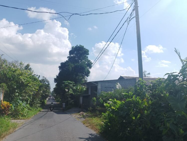 Kondisi jalan di wilayah Desa Sempu, Wonokerto, Turi, Sleman yang masih rusak hingga minim penerangan