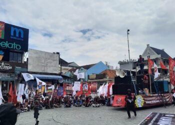 Sejumlah kelompok buruh menggelar aksi memeringati May Day di kawasan Tugu Jogja, Kamis (1/5/2025).