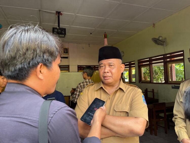 Bupati Sleman Harda Kiswaya meninjau bangunan SD Negeri Kledokan yang ambruk pada Sabtu kemarin, Senin (5/5/2025)