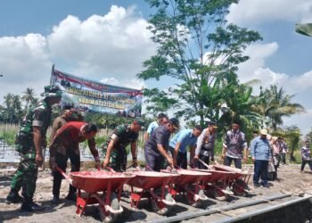 Komandan Korem 072/Pamungkas Brigjen TNI Bambang Sujarwo bersama Bupati Sleman Harda Kiswaya serta Ketua DPRD Sleman Gustan Ganda membuka secara simbolik kegiatan TMMD ke-124 yang dipusatkan di Lapangan Pondokrejo, Sleman, Selasa (6/5/2025).