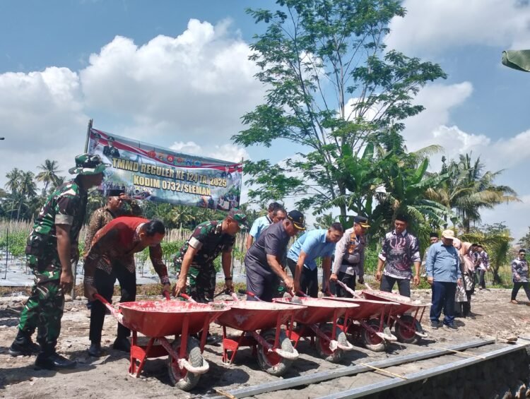 Komandan Korem 072/Pamungkas Brigjen TNI Bambang Sujarwo bersama Bupati Sleman Harda Kiswaya serta Ketua DPRD Sleman Gustan Ganda membuka secara simbolik kegiatan TMMD ke-124 yang dipusatkan di Lapangan Pondokrejo, Sleman, Selasa (6/5/2025).