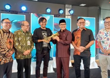 Wali Kota Yogyakarta Hasto Wardoyo menyerahkan imbolis ‘kunci festival’ kepada Ketua JFFE 2025, Heri Pemad sebagai pertanda dibukanya gelaran JFFE 2025 di GiG UGM, Selasa (6/5/2025)